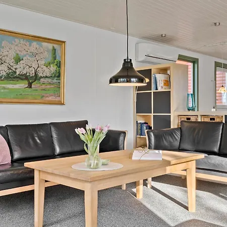 בית נופש 4 Bedroom Stunning In רינגקובינג